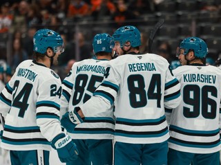 Pavol Regenda oslavuje gól so spoluhráčmi. 