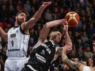 Nikolaos Persidis (PAOK), Fahro Alihodžič (Prievidza) a Antonios Koniaris (PAOK) bojujú o loptu v zápase M-skupiny druhej fázy Europského pohára FIBA (EP FIBA). 