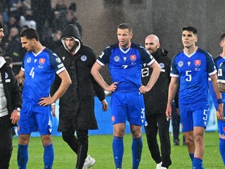Slovenskí futbalisti po prehre v baráži proti Kosovu.