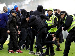 Usporiadatelia a policajti zasahujú počas bitky fanúšikov, 