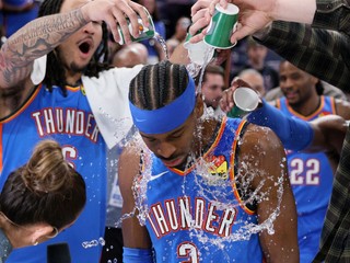 Jaylin Williams vľavo a ďalší hráči Thunder polievajú vodou rozohrávača Shai Gilgeous-Alexander (2) po zápase.