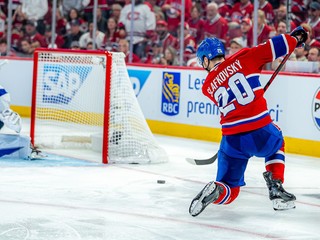 Juraj Slafkovský nepremieňa veľkú šancu v predĺžení šiesteho zápasu 1. kola play-off NHL Montreal - Tampa Bay. 