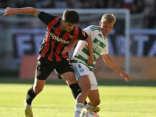 Vľavo hráč Spartaka Juanmi Carrión a hráč Skalice Lukáš Šimko bojujú o loptu počas zápasu 1. kola Niké ligy.