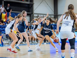 Basketbalistky Slovenska do 16 rokov v zápase proti Belgicku v semifinále ME v B-kategórii.