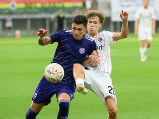 Adam Krčík (Komárno) a Filip Trello (Trnava) v zápase 2. kola futbalovej Niké ligy.