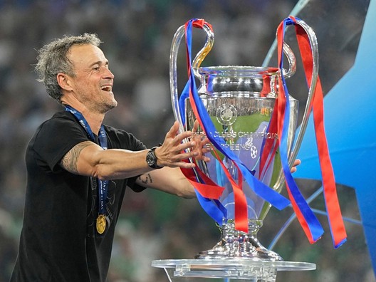 Tréner PSG Luis Enrique sa dotýka trofeje po triumfe vo finále Ligy majstrov.