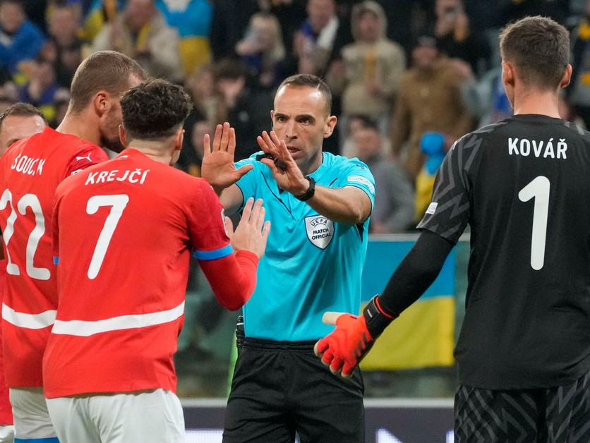 Českí futbalisti protestujú proti verdiktu španielskeho rozhodcu Guillerma Cuadru.