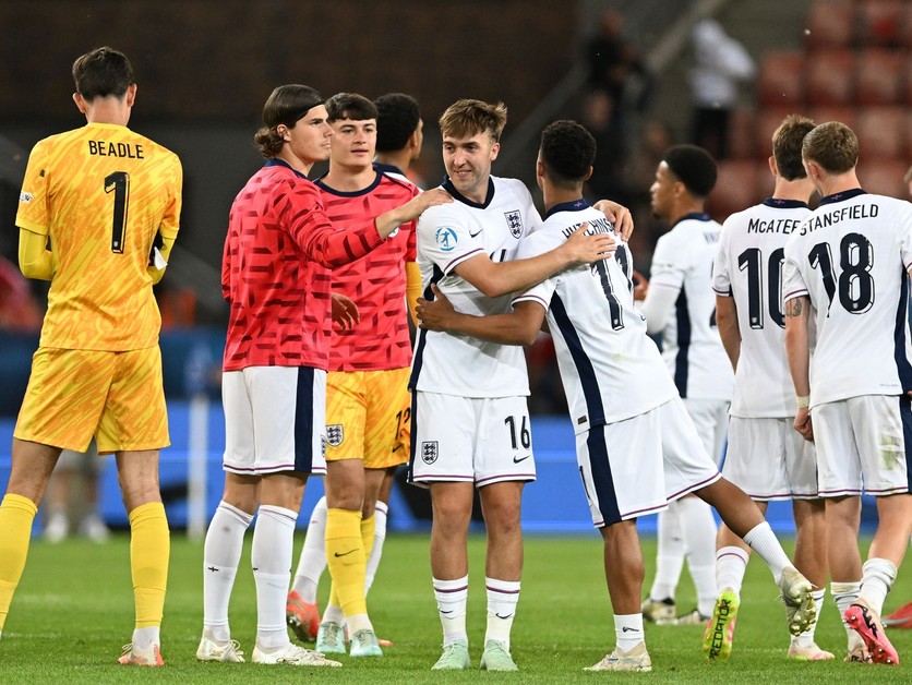 Anglickí futbalisti sa tešia po víťazstve v zápase Španielsko - Anglicko vo štvrťfinále EURO U21 2025.