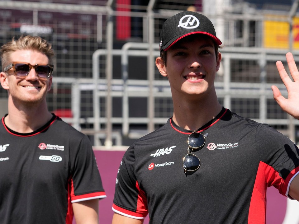 Piloti tímu Haas Nico Hülkenberg (vľavo) a Oliver Bearman.