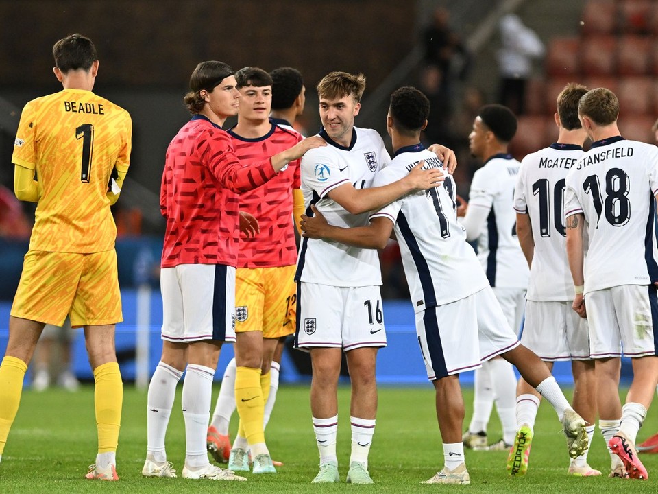 Anglickí futbalisti sa tešia po víťazstve v zápase Španielsko - Anglicko vo štvrťfinále EURO U21 2025.