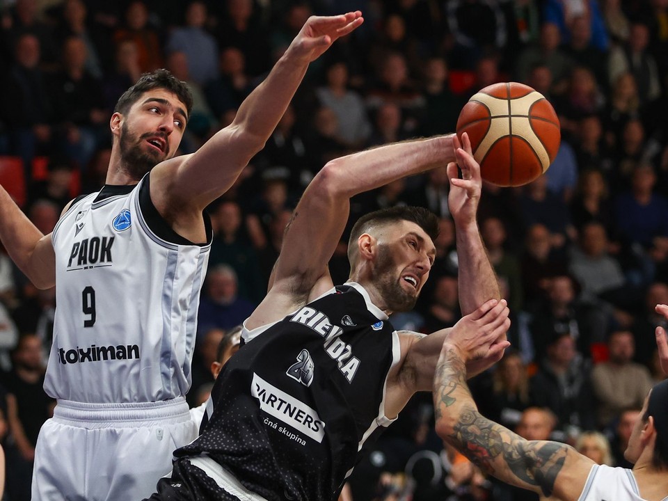 Nikolaos Persidis (PAOK), Fahro Alihodžič (Prievidza) a Antonios Koniaris (PAOK) bojujú o loptu v zápase M-skupiny druhej fázy Europského pohára FIBA (EP FIBA). 