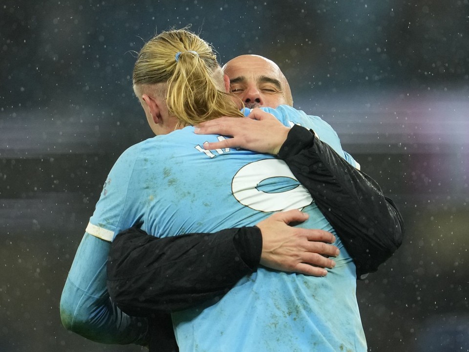 Tréner Pep Guardiola a Erling Haaland.