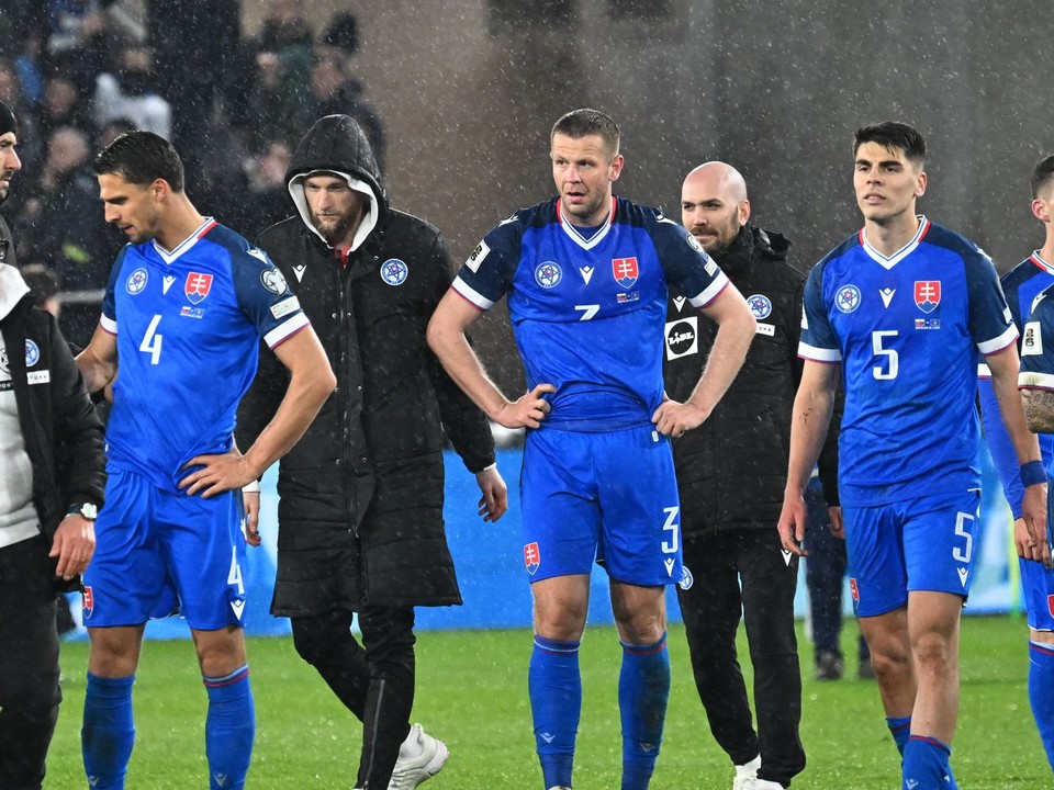 Slovenskí futbalisti po prehre v baráži proti Kosovu.