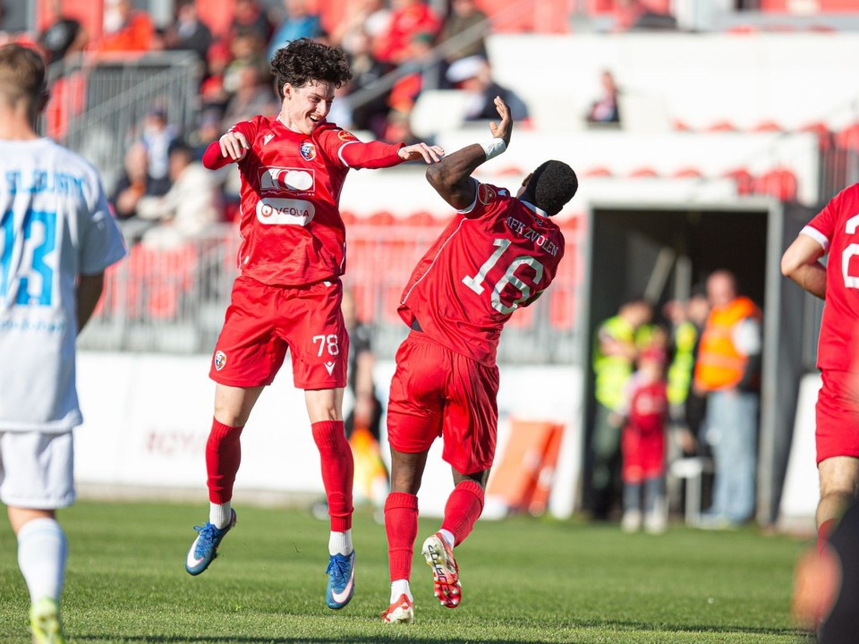 Futbalisti MFK Zvolen oslavujú gól