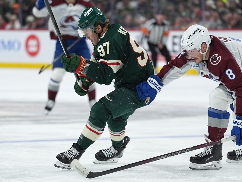 Kirill Kaprizov v súboji s Caleom Makarom v zápase play-off Minnesota - Colorado. 