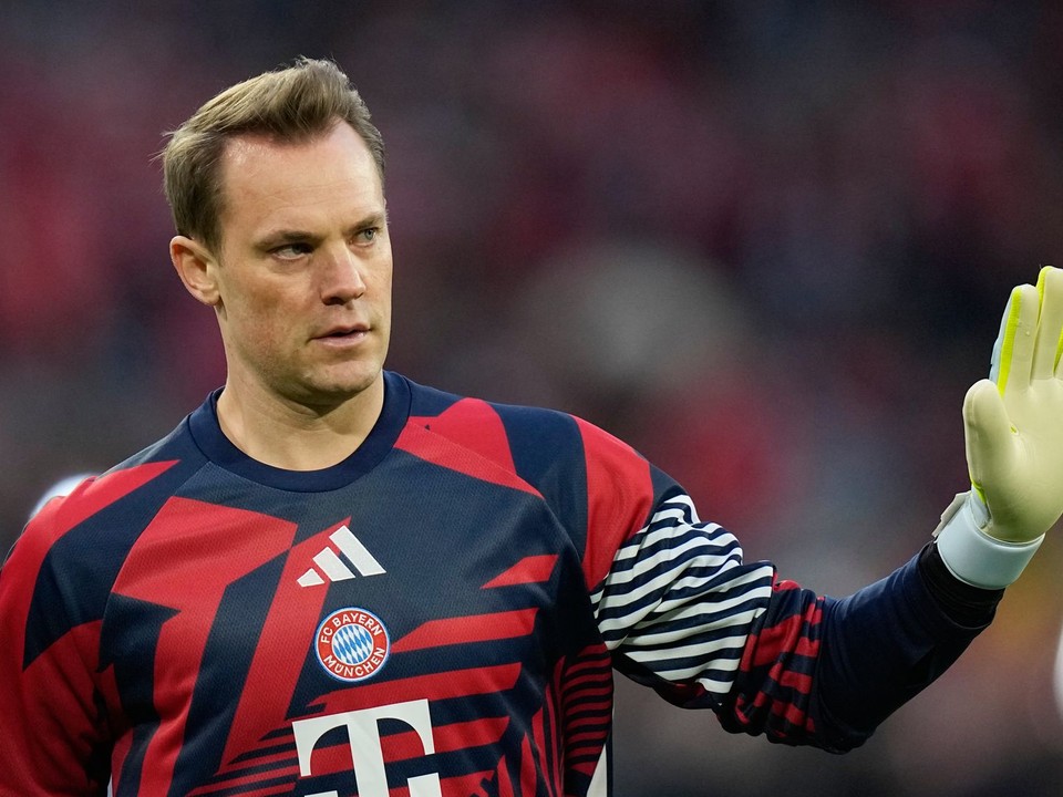Brankár Bayernu Mníchov Manuel Neuer máva divákom.