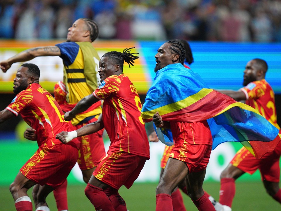 Futbalisti DR Kongo oslavujú postup zo skupiny na MS 2026.