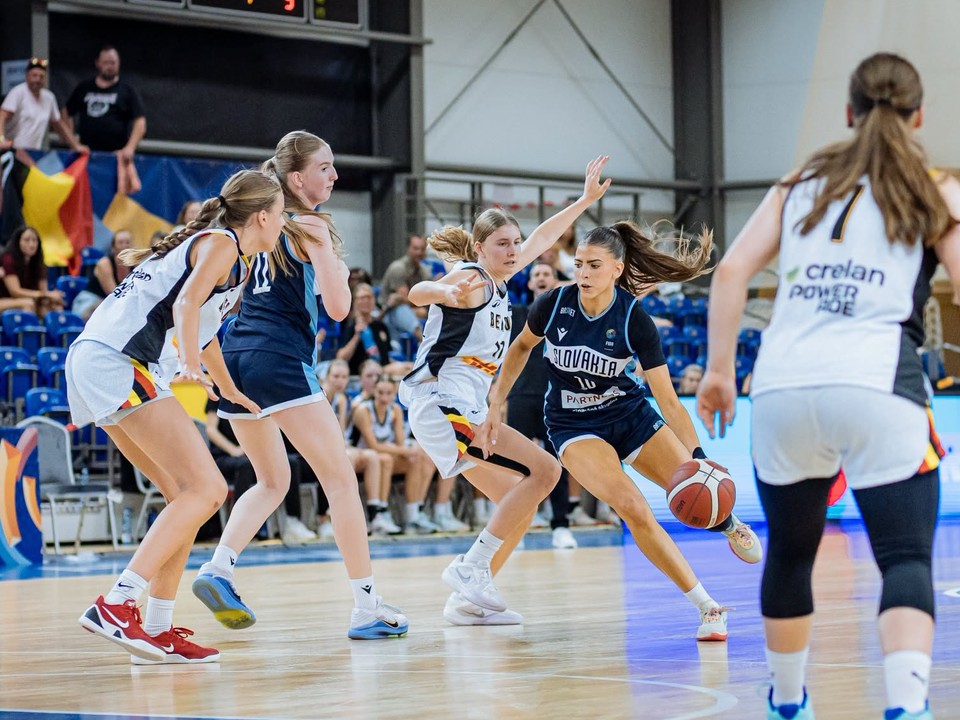 Basketbalistky Slovenska do 16 rokov v zápase proti Belgicku v semifinále ME v B-kategórii.