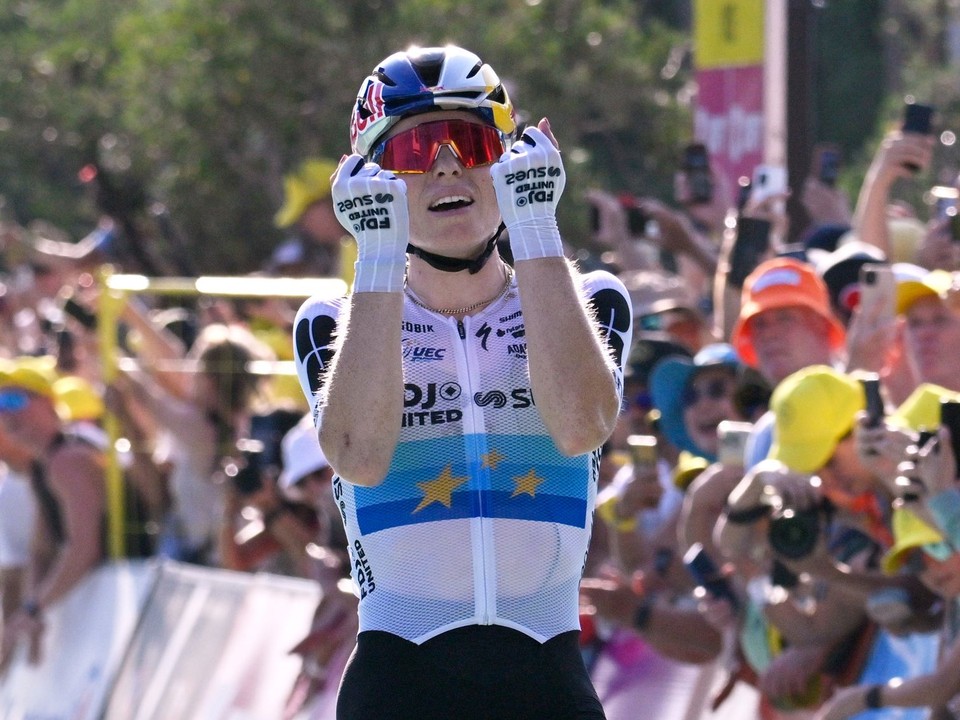Demi Volleringová sa teší z víťazstva v 8. etape Tour de France Femmes 2026. 