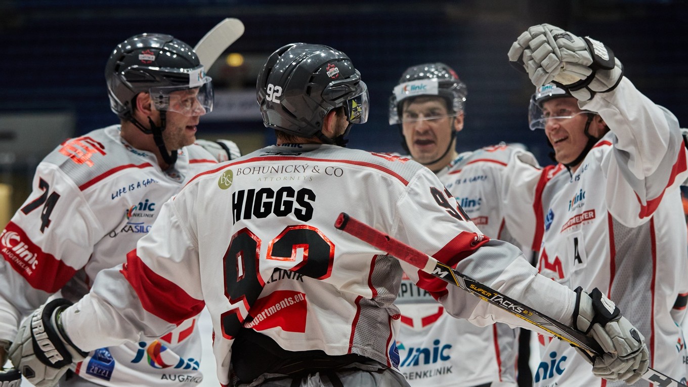 Radosť hráčov Bratislava Capitals v Ice Hockey League (IHL).