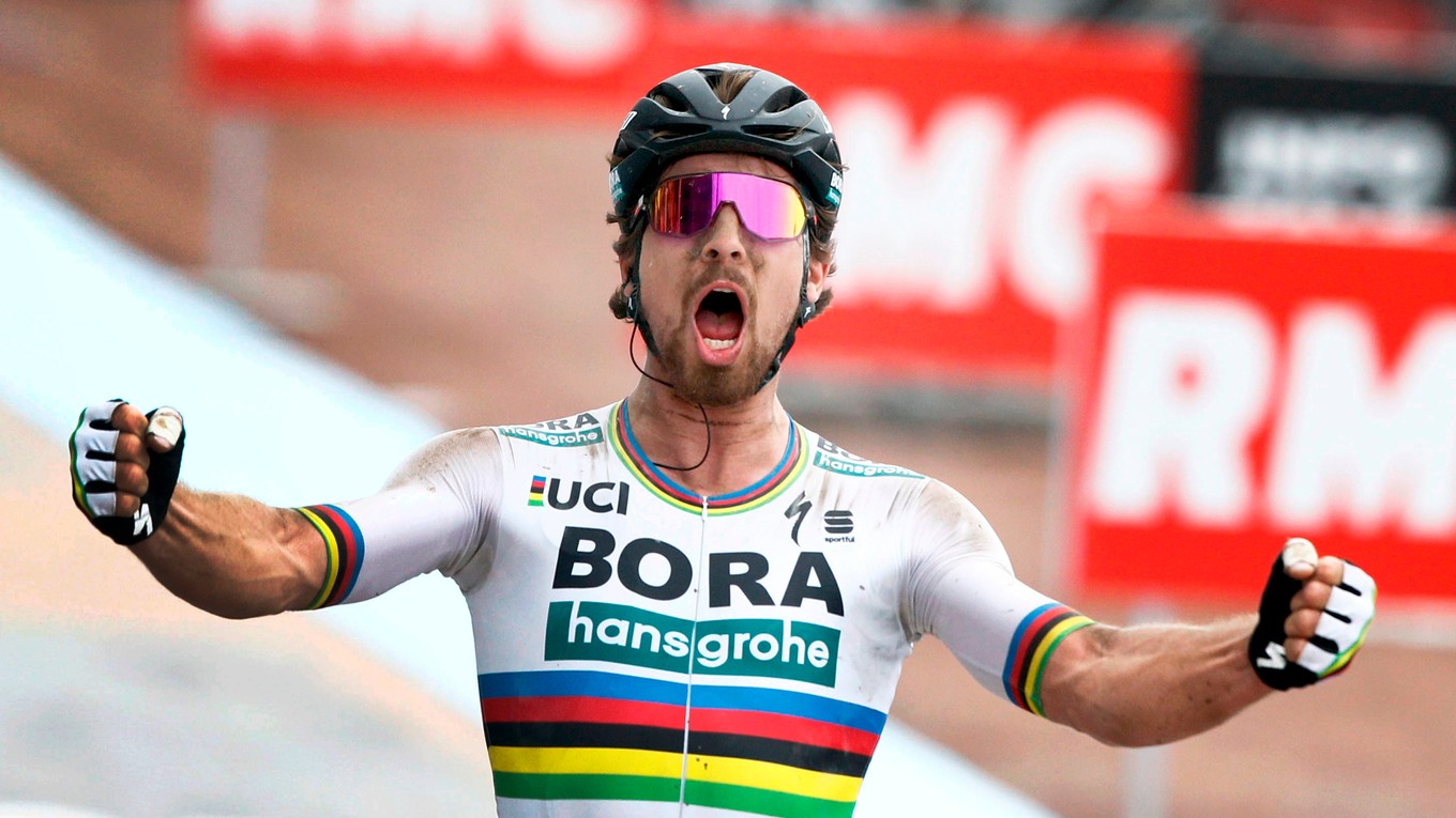 Peter Sagan v drese tímu Bora-Hansgrohe víťazí na Paríž - Roubaix 2018.