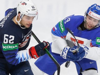 Kevin Labanc (vľavo) a Matúš Sukeľ vo štvrťfinále USA - Slovensko na MS v hokeji 2021.