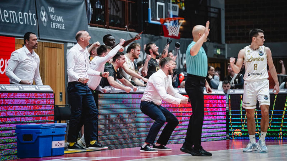 Lavička Levíc v zápase s Würzburgom na čele s Michalom Madzinom.