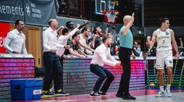 Lavička Levíc v zápase s Würzburgom na čele s Michalom Madzinom.