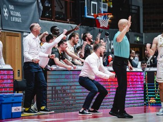 Lavička Levíc v zápase s Würzburgom na čele s Michalom Madzinom.