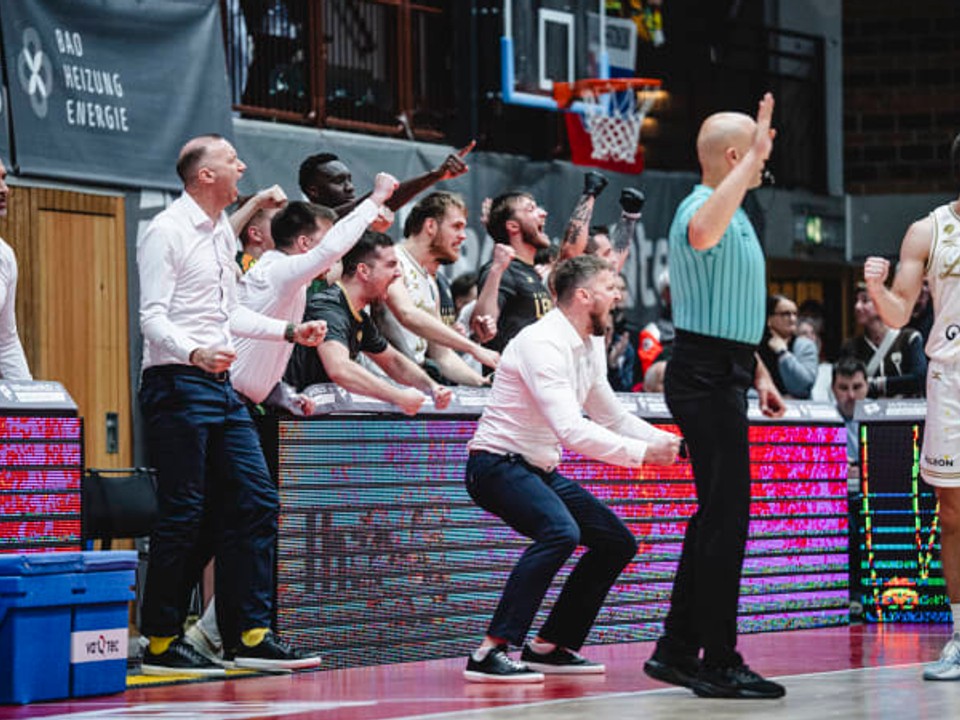 Lavička Levíc v zápase s Würzburgom na čele s Michalom Madzinom.