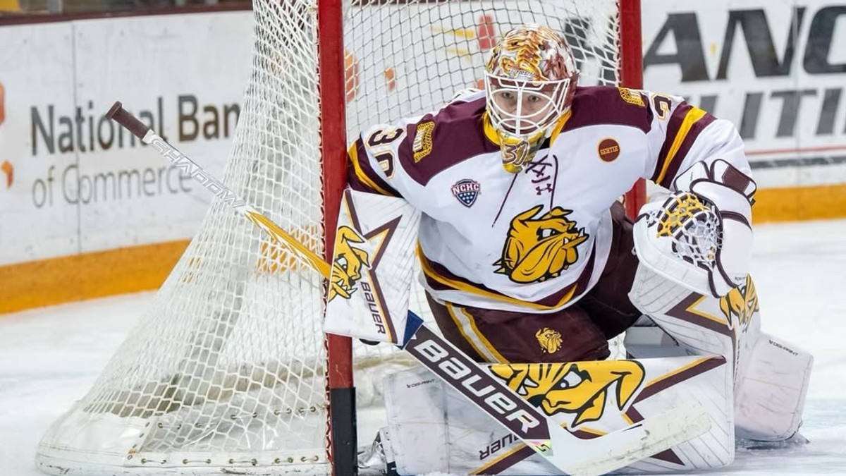 Adam Gajan v bránke UMD Bulldogs. 