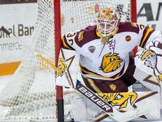 Adam Gajan v bránke UMD Bulldogs. 