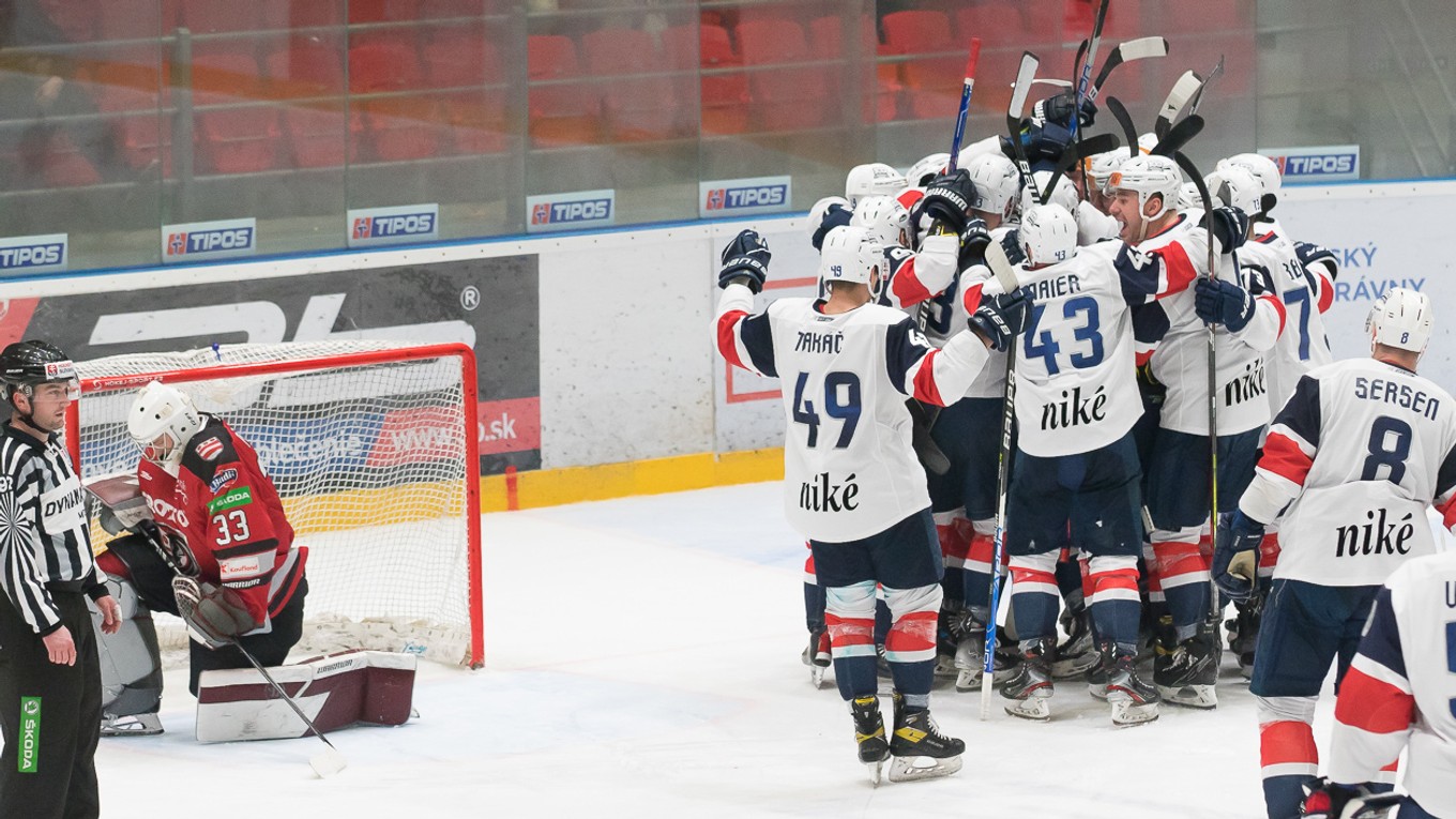 Hráči Slovana sa tešia z gólu v predĺžení na ľade Prešova.