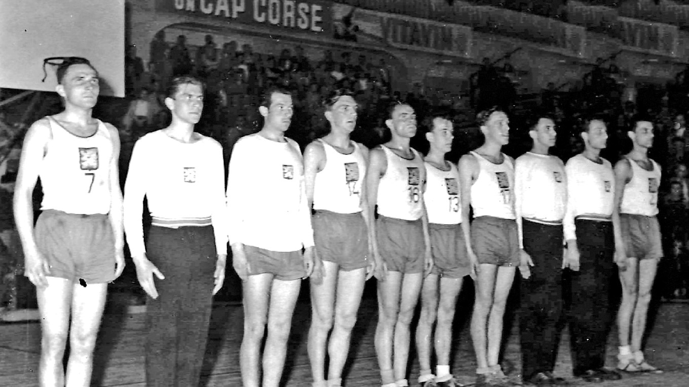 Po víťaznom zápase v Ženeve 1946. Zľava: Trpkoš, Křepela, Hluchý, Nerad, Velenský, Ezr, Mrázek, Drvota, Herrmann, Bobocký.