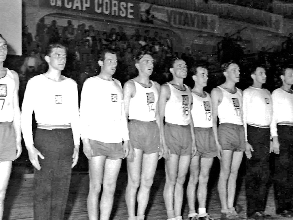 Po víťaznom zápase v Ženeve 1946. Zľava: Trpkoš, Křepela, Hluchý, Nerad, Velenský, Ezr, Mrázek, Drvota, Herrmann, Bobocký.