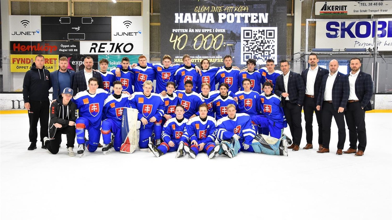 Slovenskí hokejisti do 17 rokov na Turnaji piatich krajín vo švédskom meste Tranas.