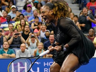 Serena Williamsová sa raduje z víťazstva v 1. kole na US Open 2022.