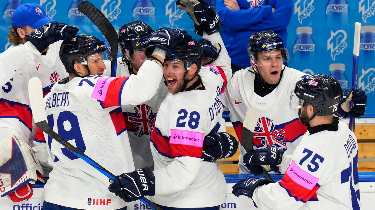 Gólové oslavy Bena O'Connora s jeho spoluhráčmi v zápase Rakúsko - Veľká Británia na MS v hokeji 2024.