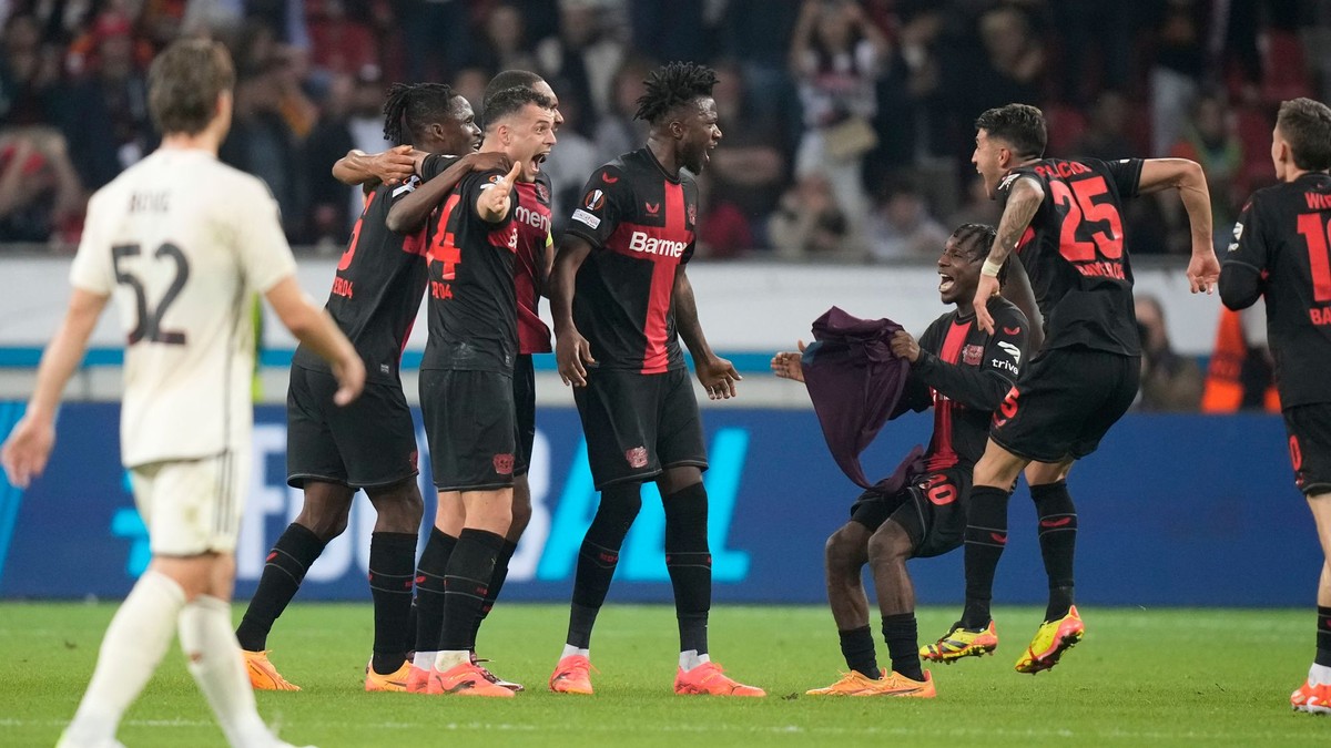 Futbalisti Bayeru Leverkusen oslavujú gól.