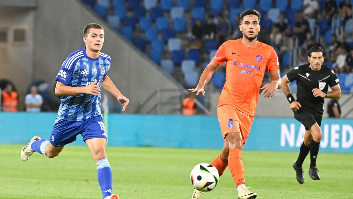 Na snímke vľavo Maxim Mateáš (Slovan) a vpravo Marco Dulca (Celje) v odvete 2. predkola futbalovej Ligy majstrov ŠK Slovan Bratislava – NK Celje .
