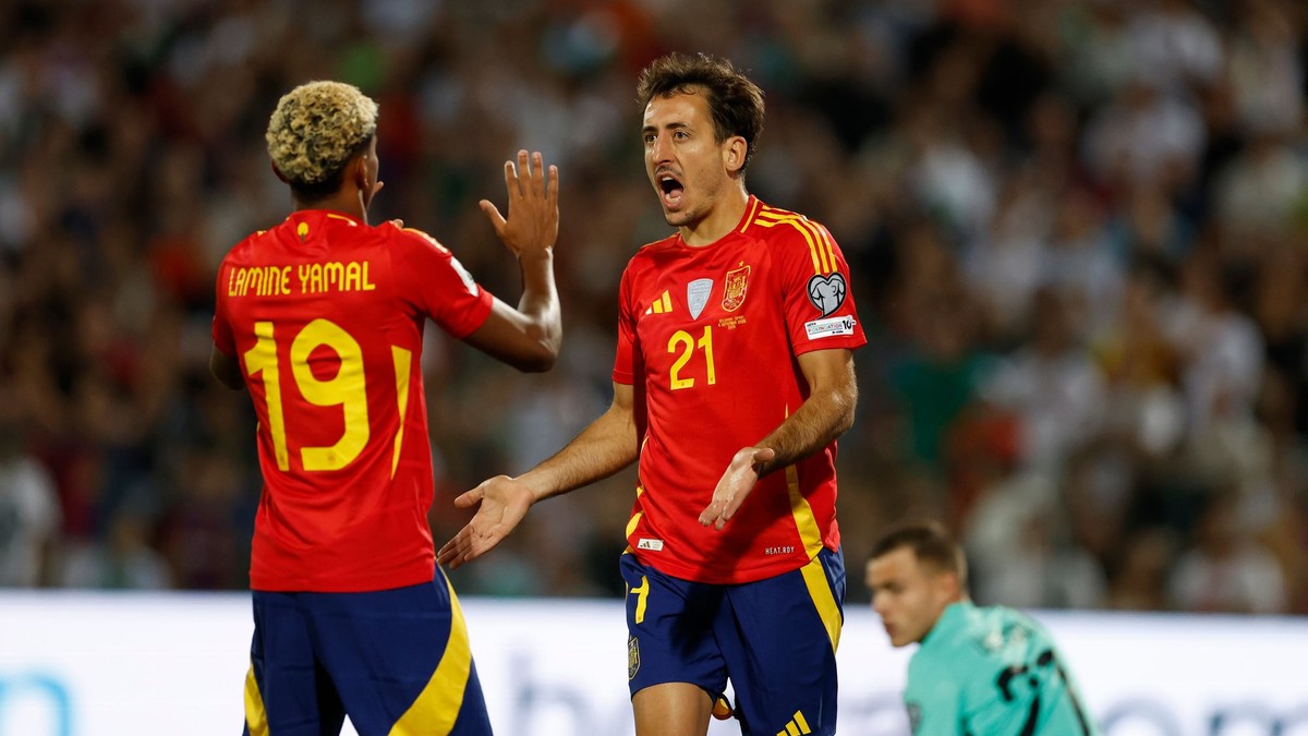 Mikel Oyarzabal a Lamine Yamal oslavujú gól.