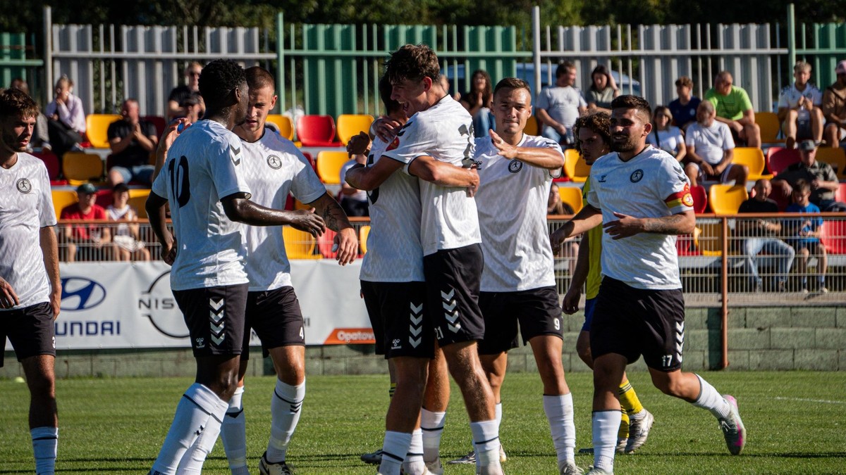 Futbalisti FK Baník Lehota pod Vtáčnikom oslavujú gól