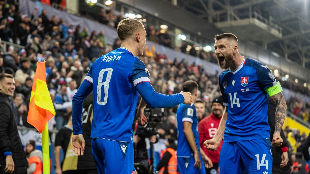 Na snímke hráč Slovenska Tomáš Bobček (8) oslavujúci svoj prvý gól v reprezentácií a kapitán Milan Škriniar (14).