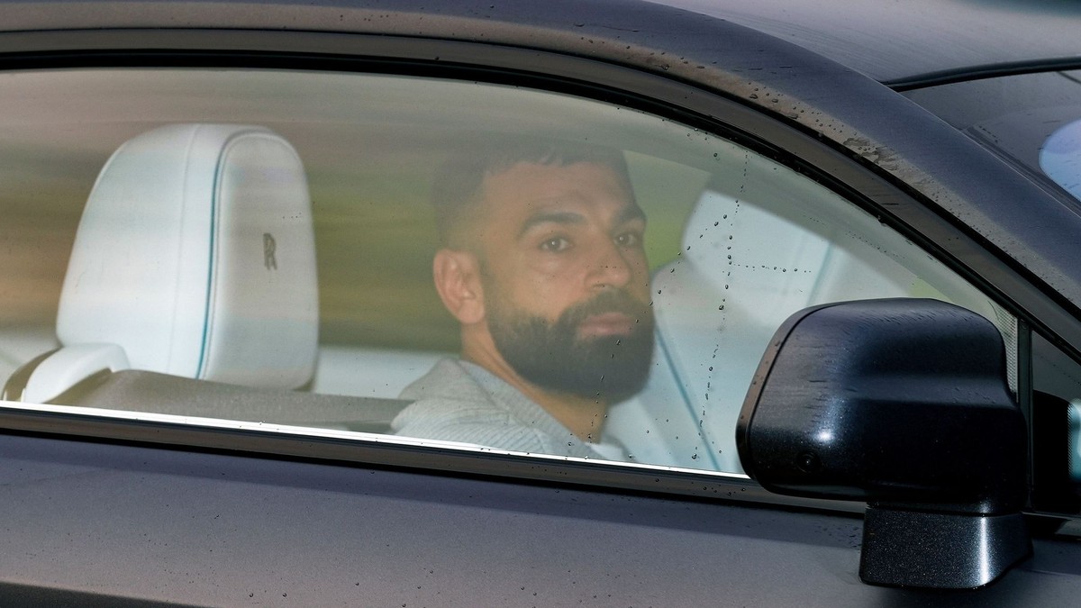 Mohamed Salah prichádza na aute do tréningového centra klubu v Liverpoole.