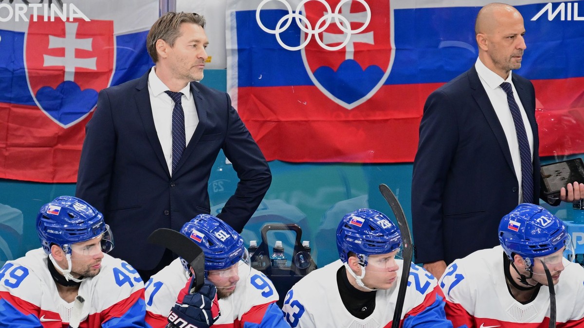 Trénerský štáb a slovenská striedačka v štvrťfinále ZOH 2026. 