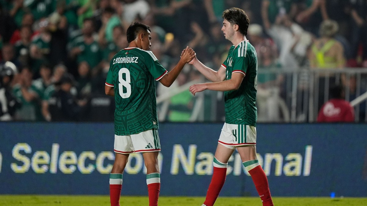 Mexickí futbalisti sa tešia z gólu