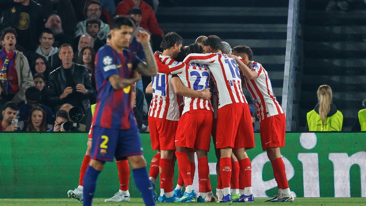 Hráči Atlético Madrid oslavujú po úvodnom góle Juliana Alvareza v prvom zápase štvrťfinále.