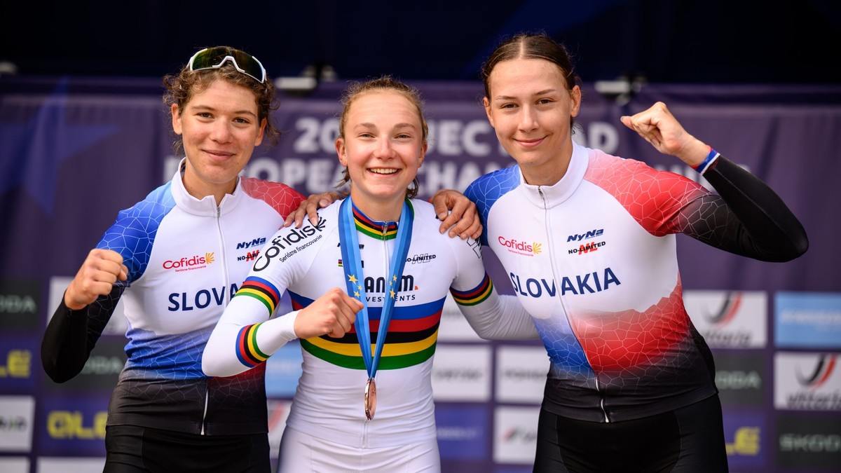 Nina Andacká, bronzová Viktória Chladoňová a Sofia Ungerová po pretekoch U23 na ME 2026.