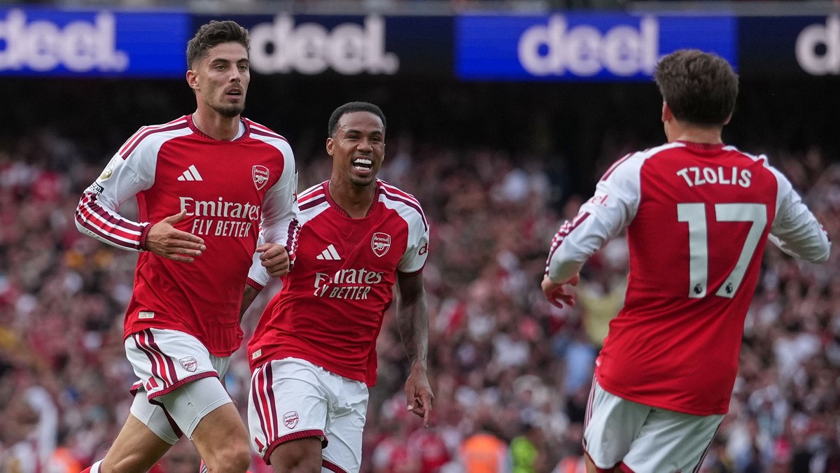 Hráči Arsenalu Kai Havertz, Gabriel a Christos Tzolis reagujú počas zápasu