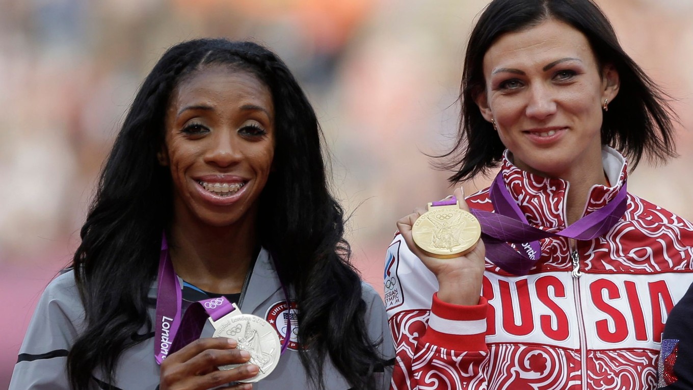 Lashinda Demusová (vľavo) získala dodatočne zlatú medailu z OH 2012.